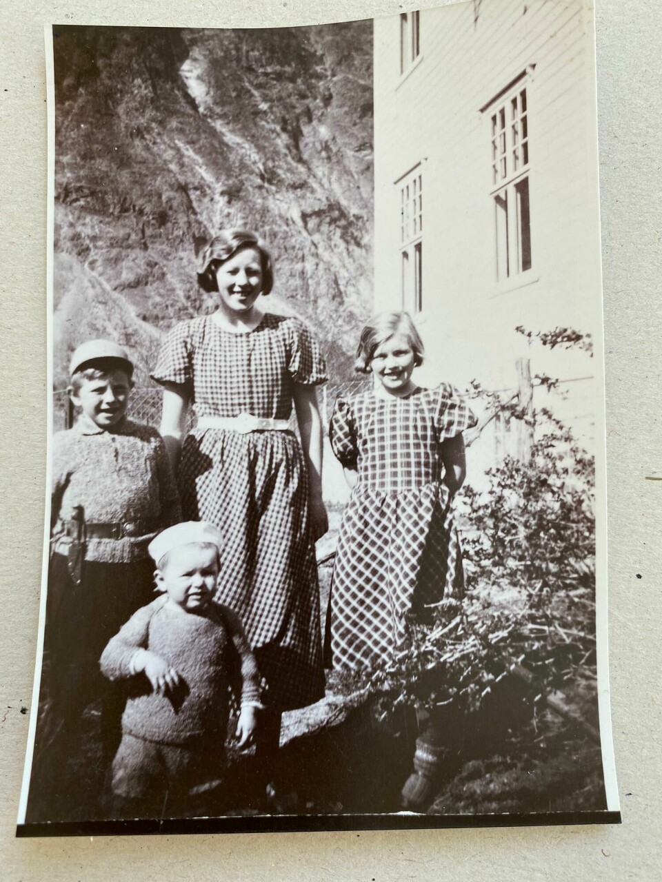 BARNDOM: Barna i familien Hæreid vokste opp i bygda Årdalstangen på Vestlandet. Tøren til høyre. Bildet er tatt i 1937, før okkupasjonen. Bildet viser fire barn foran et hus.