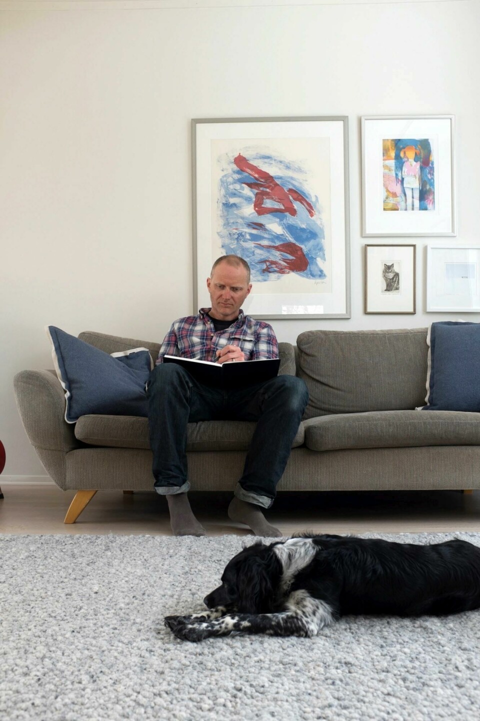 Jens K. Styve begynte med bikkja da han introduserte koronahverdagen i 'Dunce'. Her er han på hjemmekontoret han har tegnet på fulltid fra i to år. Foto: Agnese Zihle NTB kultur Jens K. Styve begynte med bikkja da han introduserte koronahverdagen i 'Dunce'. Her er han på hjemmekontoret han har tegnet på fulltid fra i to år. Foto: Agnese Zihle NTB kultur