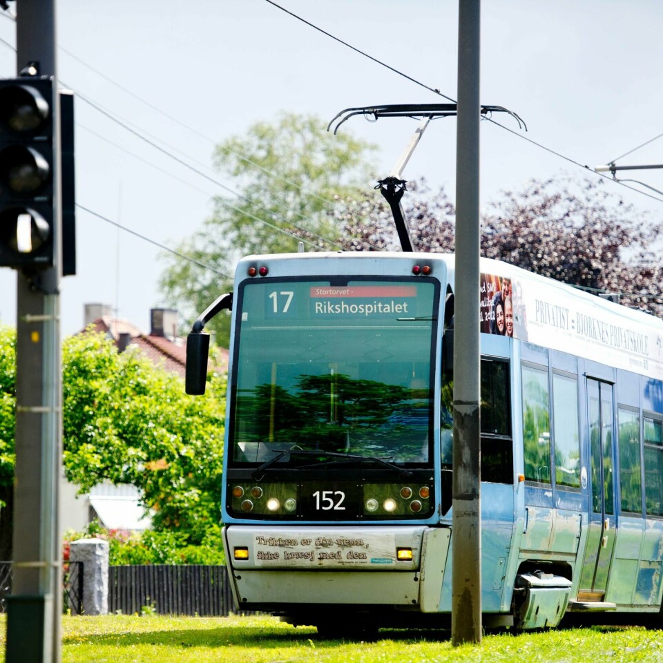 FÆRRE SETER: Det blir færre seter for de som reiser med buss og bane i tiden framover. Det skjer for å hindre spredning av korona.