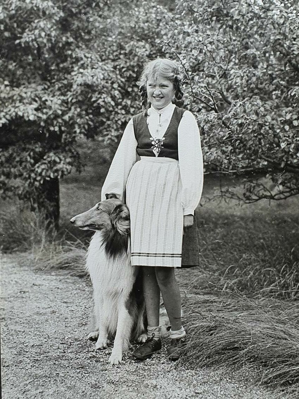 LANDSTEDET: 10 år gamle Gudrun og hunden Scott i 1941. Familien bodde i sommerhuset på Milde i flere perioder under krigen. Bildet viser 10 år gamle Gudrun Kahrs og hunden Scott i 1941. Familien bodde i sommerhuset på Milde i flere perioder under krigen.