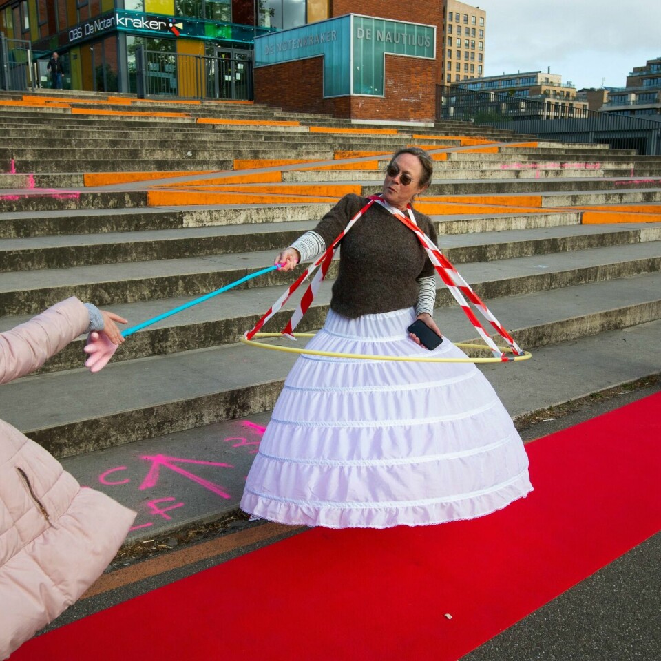 NEDERLAND: Barn i Nederland får begynne på skolen igjen. Denne rektoren i Amsterdam viser at det er viktig å holde avstand.