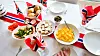 Bildet viser et bord dekket for 17. mai-frokost.