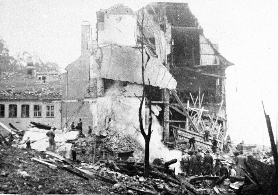 BOMBET: Britene skulle bombe en ubåt-bunker på Laksevåg i Bergen. Bombene traff isteden blant annet Holen skole. 61 elever og voksne ved skolen døde. Bildet viser redningsfolk som jobber i ruinene av skolen. Bildet viser redningsfolk som jobber i ruinene av Holen skole. Britene skulle bombe en ubåt-bunker på Laksevåg i Bergen. Bombene traff isteden blant annet Holen skole. 61 elever og voksne ved skolen døde.