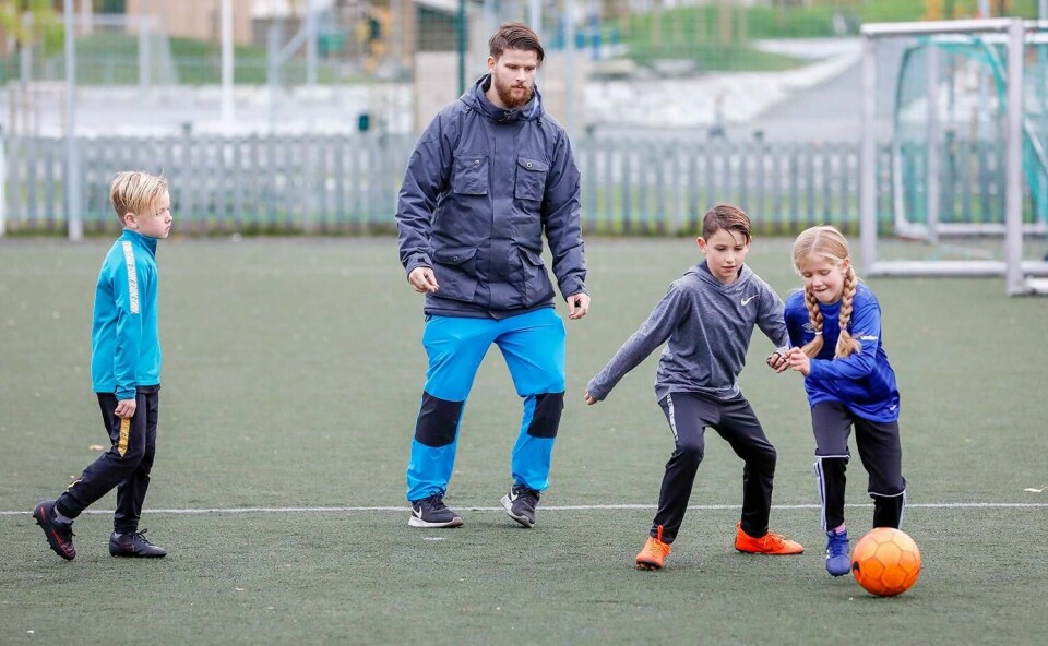 LOV: Det skal bli lov å trene fotball ute nesten som vanlig. Regjeringen vil også åpne mer for idrett med begrenset kontakt.