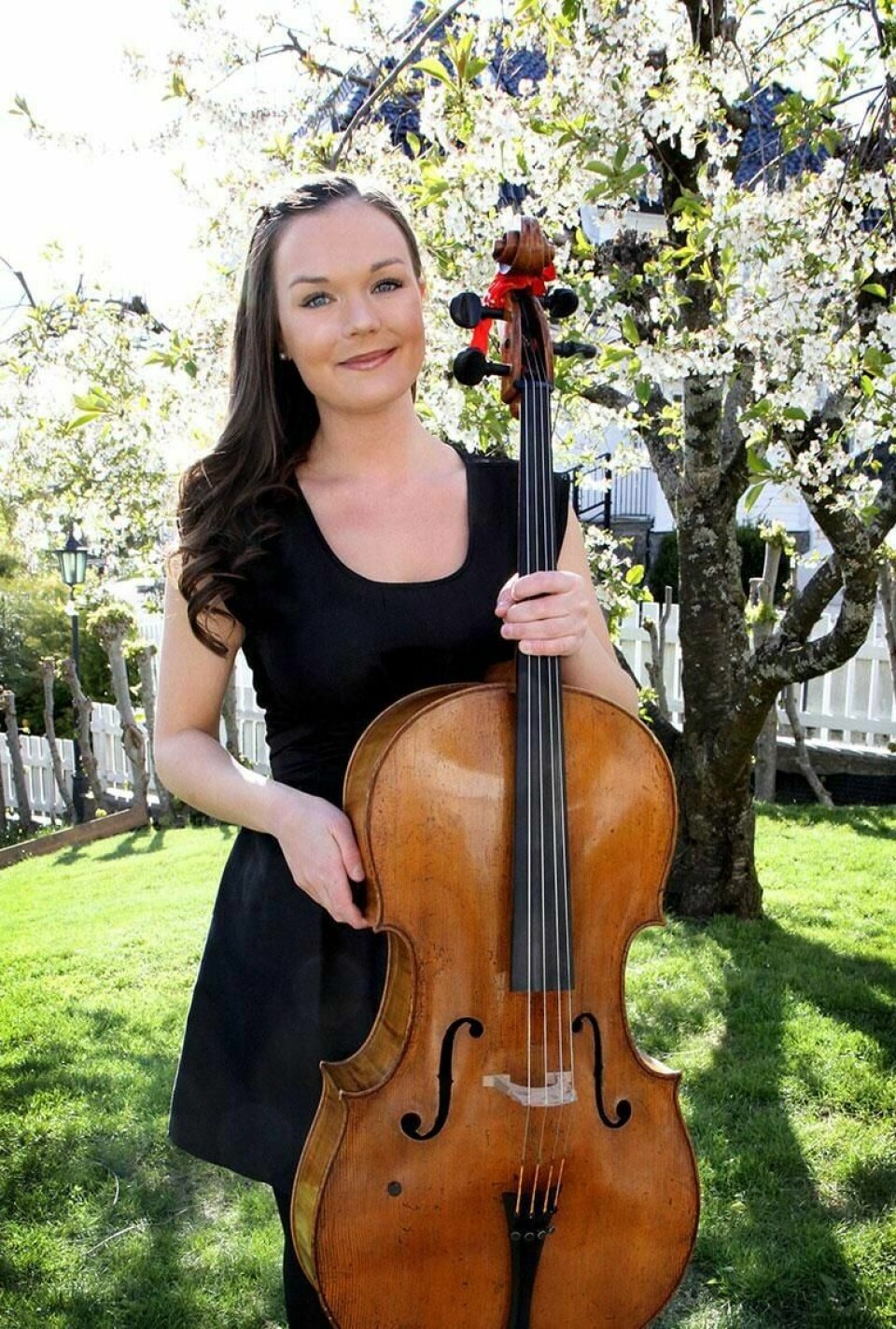 SPILLER: Cellist Sandra Lied Haga føler at fingrene stivner om hun ikke spiller hver dag. – Det krever mye, hele tiden, sier hun.