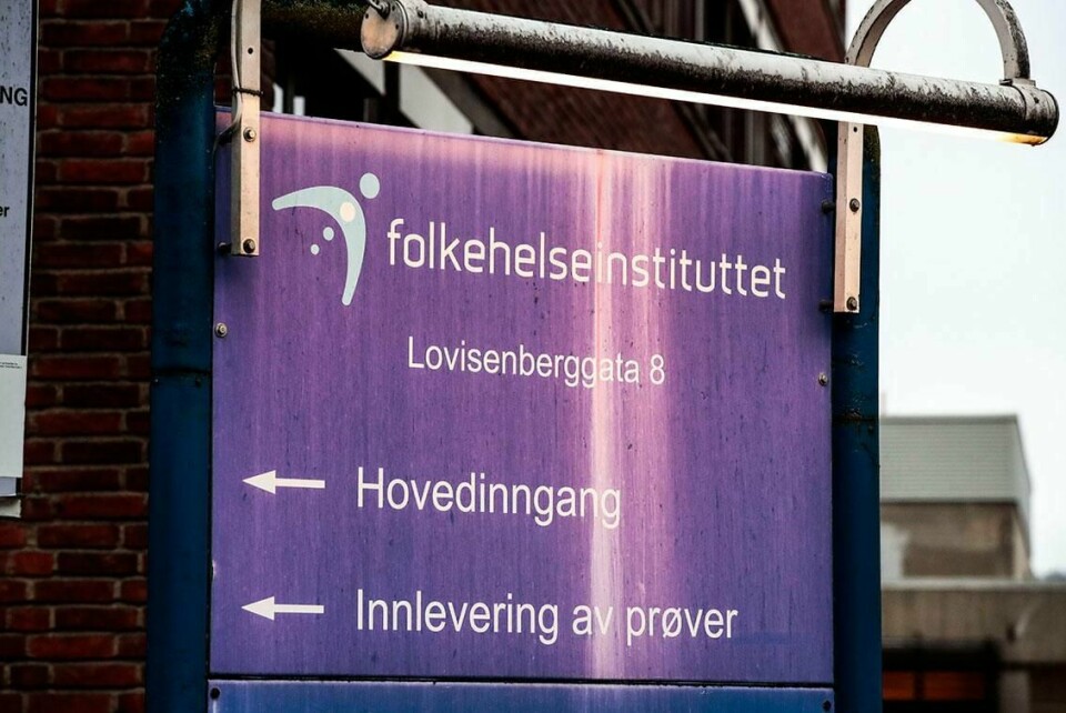 DISKRIMINERING: FHIs rapporter viser hvor mange som er smittet med korona-viruset. Den viser også hvilket land de smittede er født i.