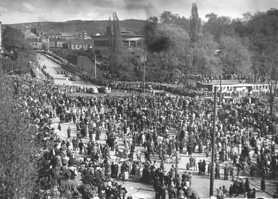 Oslo 19450513. Frigjøringen: Kronprins Olav får en varm velkomst da han kommer tilbake til Norge etter krigen. Han ble møtt av store folkemengder på Rådhusplassen ved ankomsten. Norske flagg.
NTB arkivfoto / SCANPIX Oslo 19450513. Frigjøringen: Kronprins Olav får en varm velkomst da han kommer tilbake til Norge etter krigen. Han ble møtt av store folkemengder på Rådhusplassen ved ankomsten. Norske flagg.
NTB arkivfoto / SCANPIX