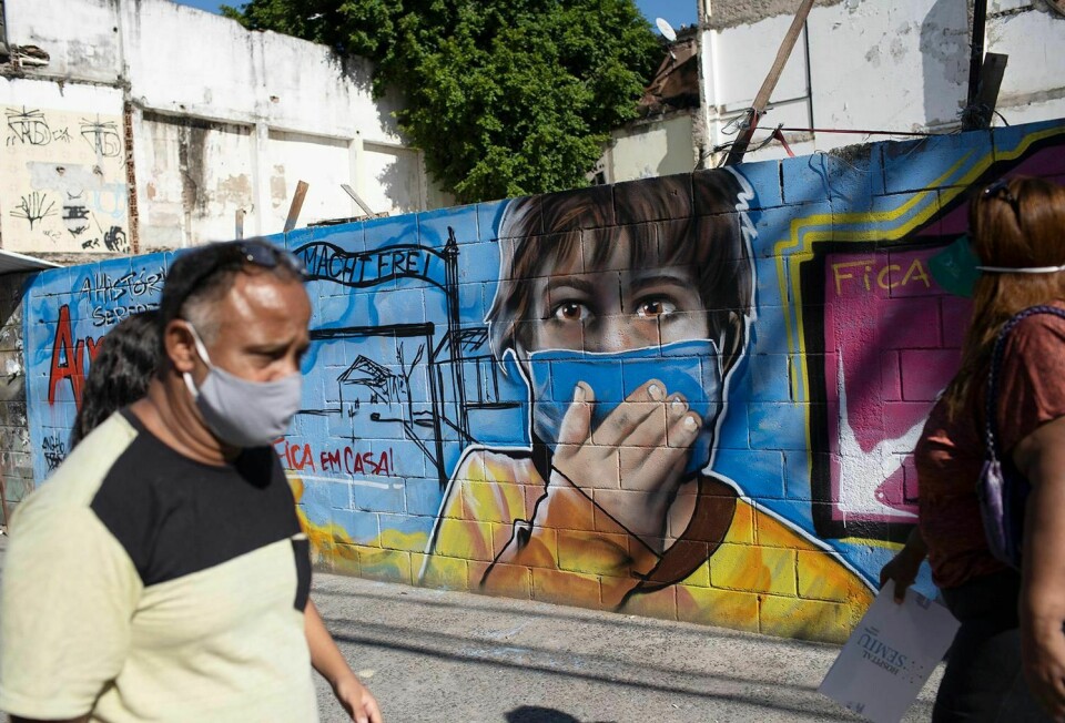 SMITTE: Stadig flere blir smittet med korona-viruset i Brasil. Folk gjør de kan for å unngå å bli syke. Men nå er over 20.000 mennesker døde.