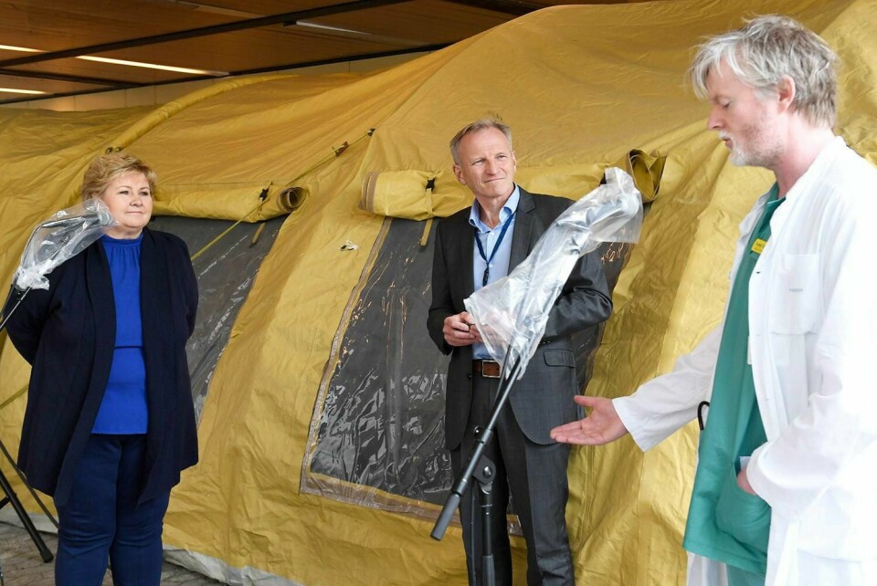 BESØK: Statsminister Erna Solberg besøkte smitteteltet på Haukeland sykehus. Der snakket hun med flere av dem som jobber der.