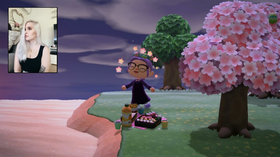 MANGE SPILLERE: Silje Jensen er med og styrer en av gruppene for norske spillere av Animal Crossing. Hun sier det er spillere i alle aldre. Det er vanskelig å finne noe alle har til felles, for alle har ulike grunner til å spille nettopp dette spillet. Bildet er av en figur blant fargerike trær og vannkanten. Trærne er i blomst. Det er også et lite bilde. Det er av Silje Jensen.