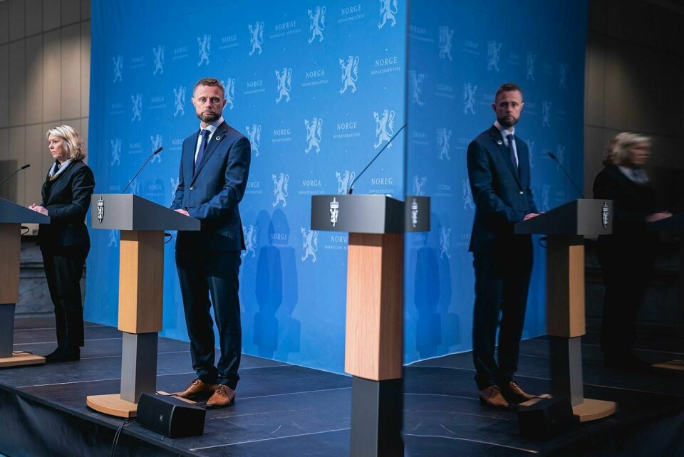 RÅD: Helseminister Bent Høie ( bildet) minner folk på at de må følge rådene for å hindre smitte med korona. Selv om det er mye mindre smitte i samfunnet.