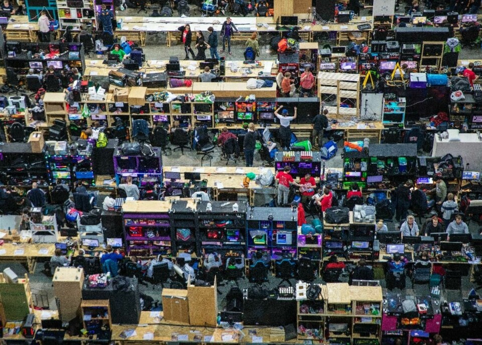 POPULÆRT: Hvert år siden 1992 har datamessen The Gathering blitt arrangert. I år ble den avlyst. Årsaken var korona. Bildet er et oversiktsbilde fra Vikingskipet på Hamar. Det er en stor arena, og på bildet er det magne pulter og datamaskiner. Det er tatt under datamessen The Gathering i fjor.