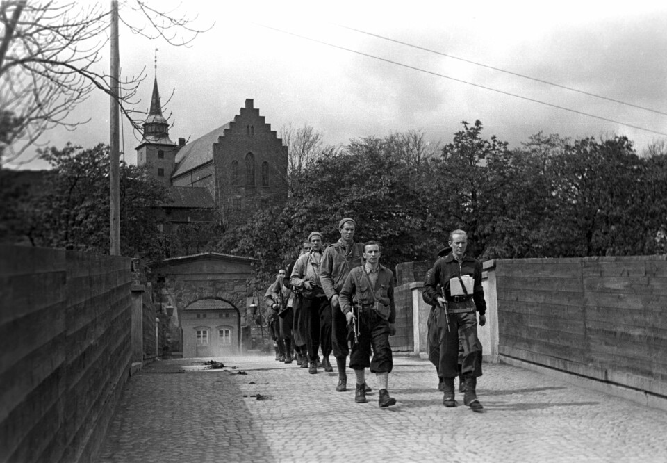 Oslo. Frigjøringen av Norge, fredsdagene mai 1945. Akershus festning ble overtatt av de norske hjemmestyrkene 11. mai. En enhet fra Hjemmestyrkene kommer marsjerende for å overta Akershus Festning fra tysk kommando.Foto: Johannes Stage NTB / SCANPIX Oslo. Frigjøringen av Norge, fredsdagene mai 1945. Akershus festning ble overtatt av de norske hjemmestyrkene 11. mai. En enhet fra Hjemmestyrkene kommer marsjerende for å overta Akershus Festning fra tysk kommando.
Foto: Johannes Stage NTB / SCANPIX
