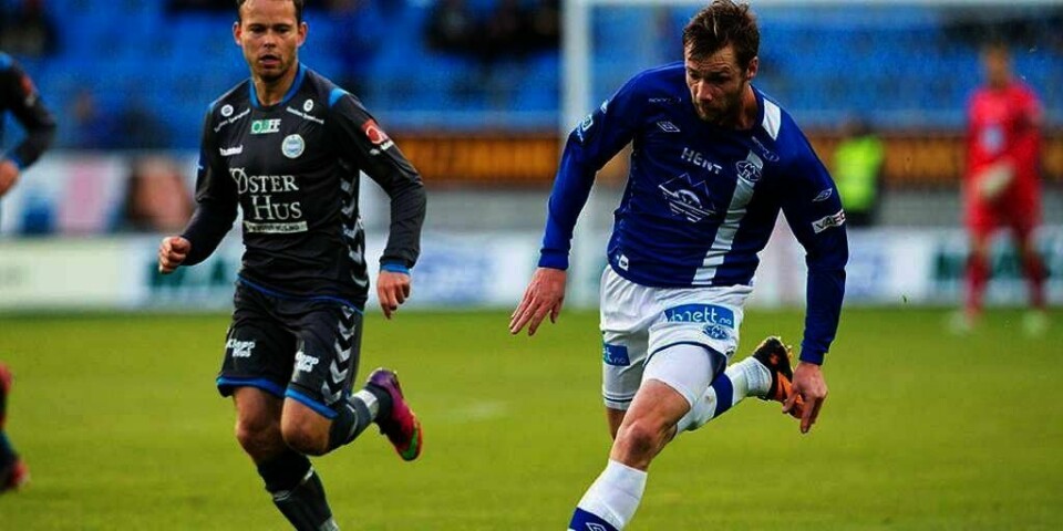 KJØPT:Jo Inge Berget (til høyre i blå drakt) skal spille for Cardiff. Han slutter i Molde. Han blir dermed den tredje nordmannen som skal spille for Cardiff.