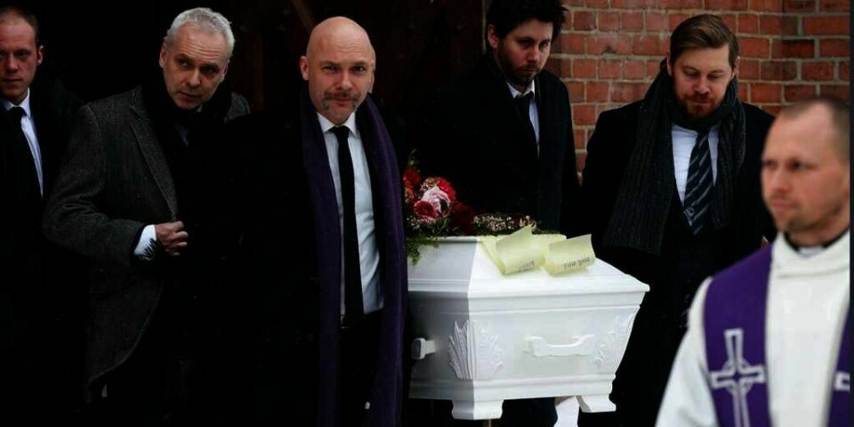 FARVEL: Her bæres kisten med avdøde Anbjørg Sætre Håtun ut fra Vestre Aker kirke. Også kongefamilien var i hennes begravelse.