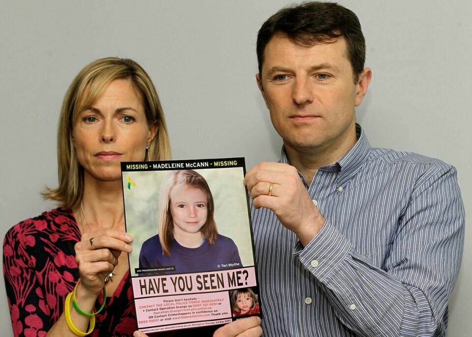 SAVNET: Bildet viser foreldrene til Madeleine McCann i 2013. De holder en plakat med bilde av hvordan Madeleine kan ha sett ut som niåring. Hun forsvant i 2007.