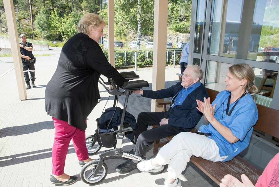 ELDRE: Det blir stadig flere eldre mennesker i Norge. Her besøker statsminister Erna Solberg Greverud sykehjem i 2019.