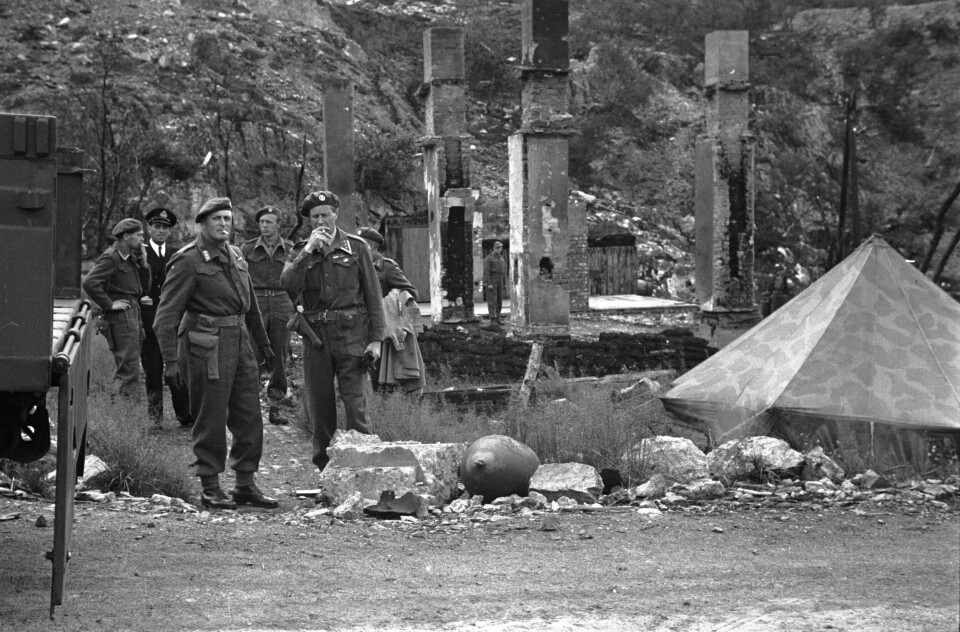 Porsanger / Finnmark Høsten 1945Kronprins Olav besøker Finnmark. Her er han på befaring i et krigsherjet område i Porsanger.(kronprins Olav foran,- med sigarett)Foto: NTB arkiv / Scanpix Porsanger / Finnmark Høsten 1945
Kronprins Olav besøker Finnmark. Her er han på befaring i et krigsherjet område i Porsanger.
(kronprins Olav foran,- med sigarett)
Foto: NTB arkiv / Scanpix