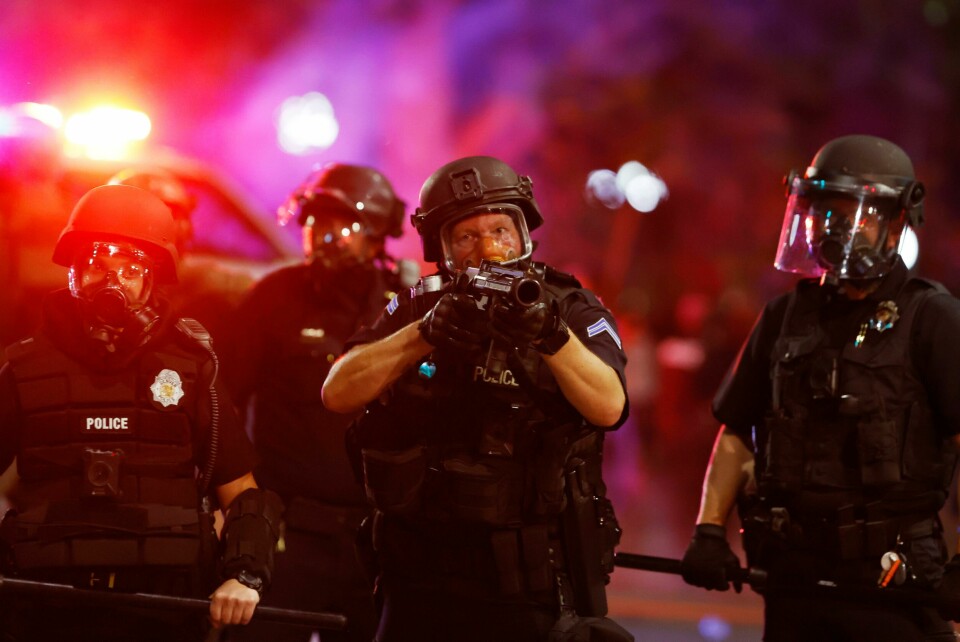 RASER: Politiet under demonstrasjonene i USA. Denver police officers fire canisters to disperse a protest outside the State Capitol over the Monday death of George Floyd, a handcuffed black man in police custody in Minneapolis, Thursday, May 28, 2020, in Denver. (AP Photo/David Zalubowski)