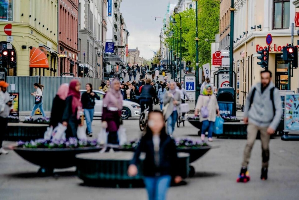 FRISKE: Norge har hatt få personer som har vært smittet eller er døde med korona. Årsaken kan være at det er små ulikheter og at helsetilbudet er godt, mener en forsker.