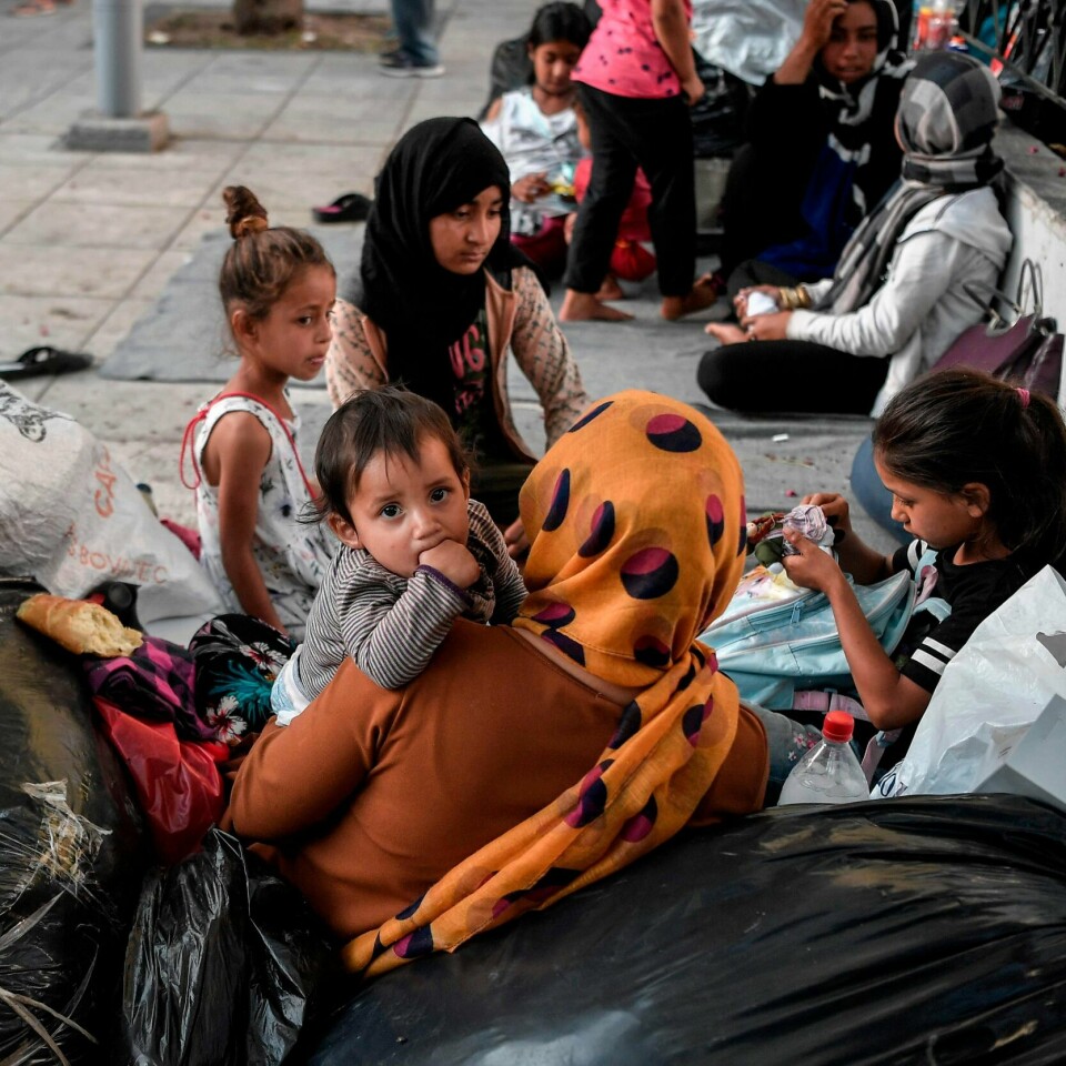 FLUKT: Mange barn er på flukt i verden. Denne afghanske familien har vært i flyktning-leiren Moria i Hellas.