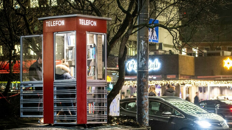 BØKER: Nå kan du finne bøker i slike gamle telefon-kiosker.