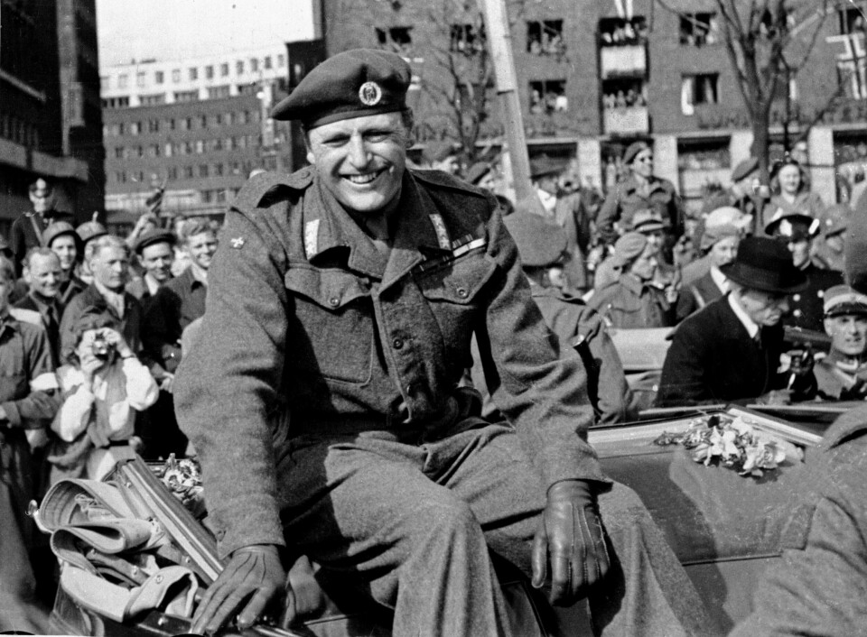 Oslo 19450513. Frigjøringen: Kronprins Olav får en varm velkomst da han kommer tilbake til Norge. Han ble møtt av store folkemengder på Rådhusplassen ved ankomsten. Smilende kronprins Olav i åpen bil.NTB arkivfoto / SCANPIX Oslo 19450513. Frigjøringen: Kronprins Olav får en varm velkomst da han kommer tilbake til Norge. Han ble møtt av store folkemengder på Rådhusplassen ved ankomsten. Smilende kronprins Olav i åpen bil.
NTB arkivfoto / SCANPIX