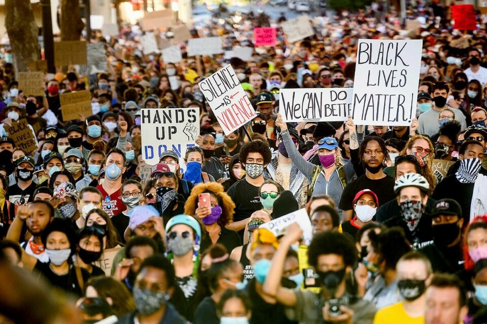 RASER: I flere byer i USA fylles gatene av folk. De protesterer mot rasisme og politivold. Her i California. Bildet viser demonstranter.