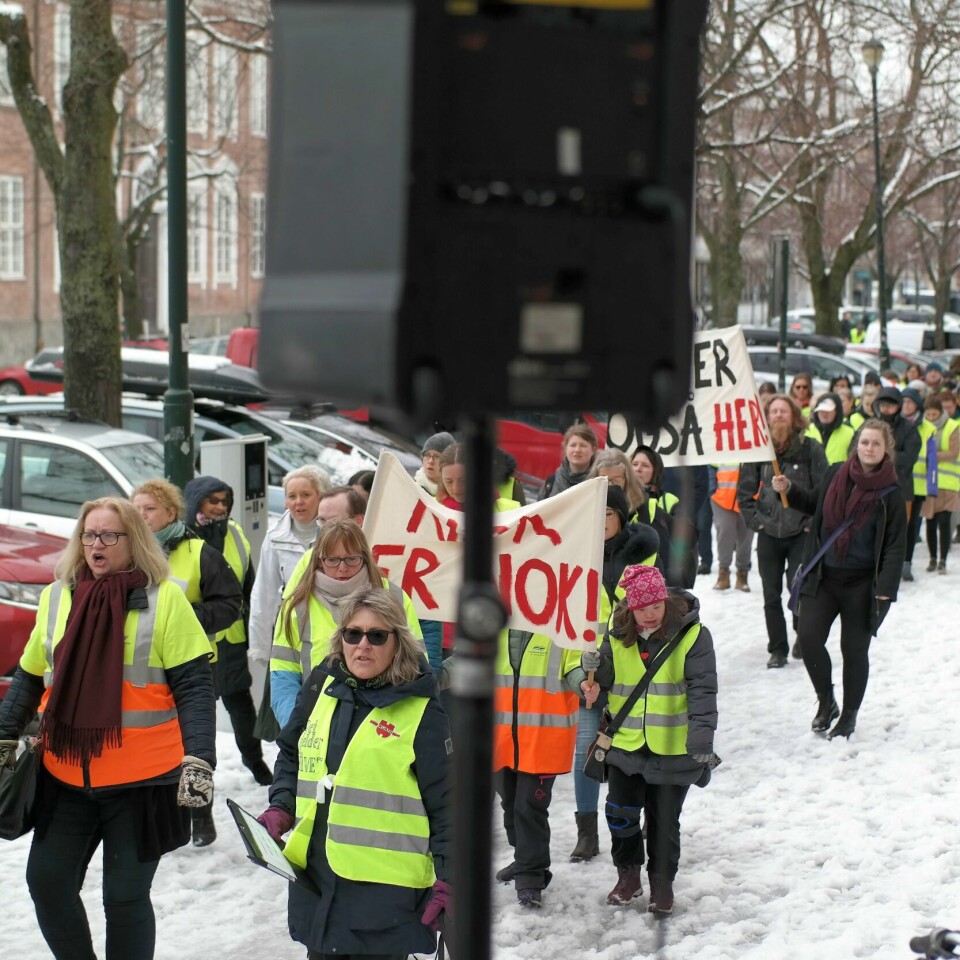 ALENE: Utviklingshemmede får kutt i det sosiale tilbudet sitt. Det gjelder i Trondheim kommune. Folk protesterte mot kuttene forrige uke.
