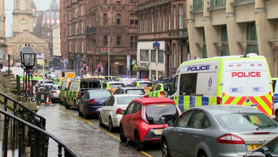 GLASGOW: Politiet drepte en person i Glasgow i Skottland fredag. Det skjedde etter at flere personer ble skadd.