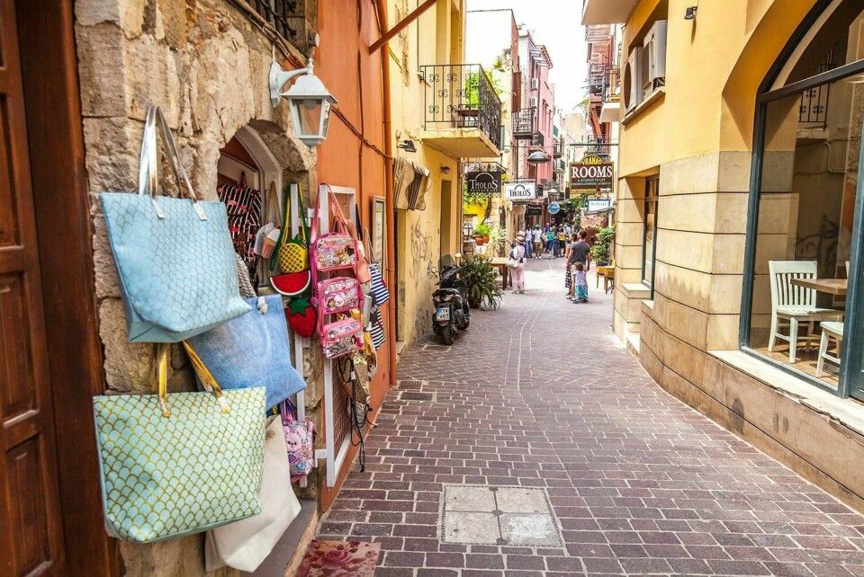 TILBAKE: Reiseselskaper har betalt tilbake penger til reisende som ikke får reist. Bildet viser trange gater i gamlebyen i Chania på Kreta i Hellas. Der er det knapt turister.