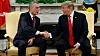 Bildet viser Jens Stoltenberg som tar Donald Trump i hånda.