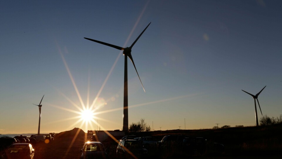 VISER: Vindmøllene gir oss renere energi, men mange er imot dem. De viser godt i naturen og trenger plass.