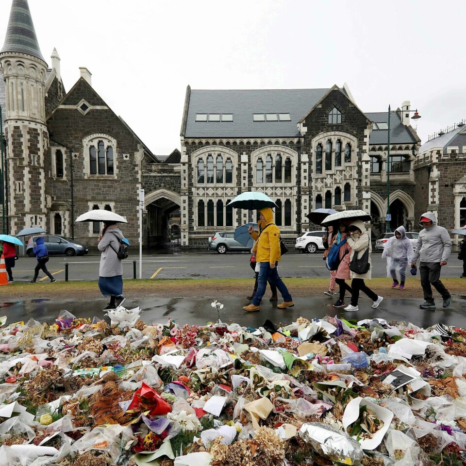 SORG: Folk har lagt ned blomster. 50 mennesker ble skutt til døde i moskeer. Det skjedde på New Zealand. En mann i USA ville hevne angrepene.
