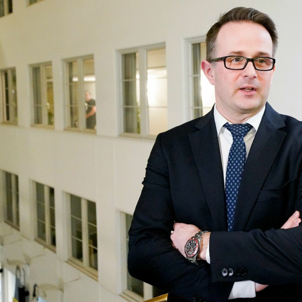MEKLER: Mats Wilhelm Ruland er riksmekler. Her snakker han med pressen søndag kveld.
