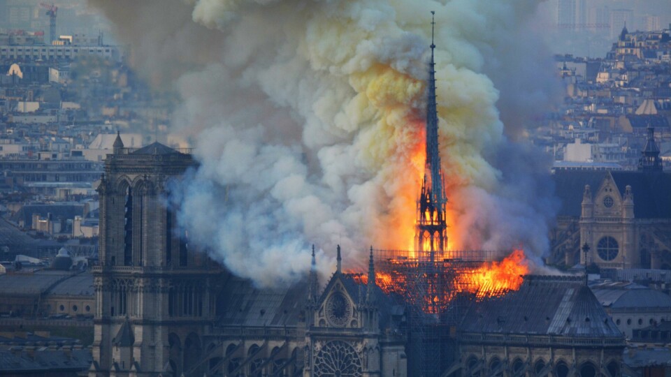 BRENNER: Her brenner kirken Notre-Dame i Paris i Frankrike. Bildet viser Notre-Dame som brenner.