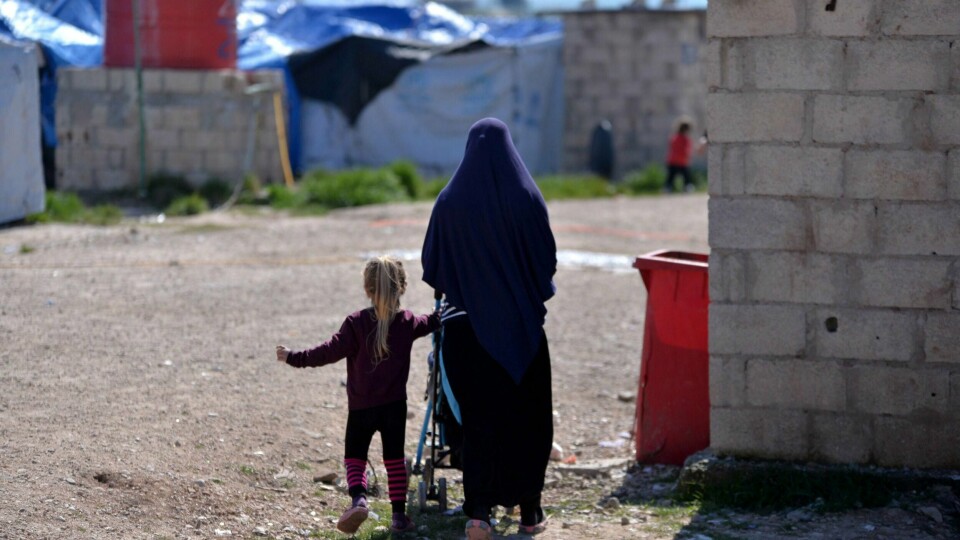 IS: Denne ukjente kvinnen og et barn lever i en leir for flyktninger i Syria. Hun kan ha vært gift med en IS-kriger. Det bor mange kvinner og barn i slike leirer. Flere av dem skal være norske.