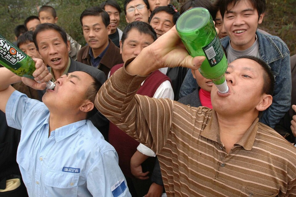 DRIKKER: Folk i Kina drikker stadig mer. Bildet er fra en konkurranse i øldrikking i byen Hefei i 2005.