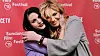 Bildet viser Courtney Love og Frances Bean Cobain.