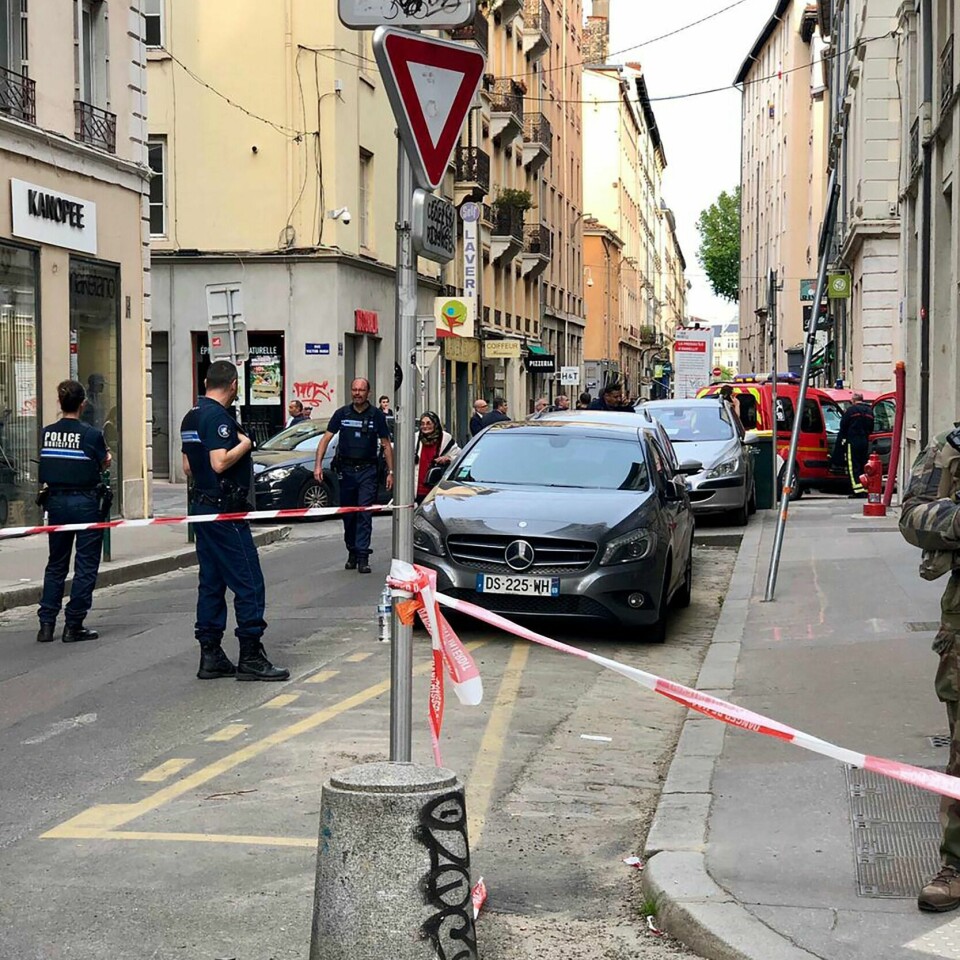 BOMBE: Franske soldater står ved stedet hvor en bombe smalt fredag. Det skjedde i Lyon i Frankrike.