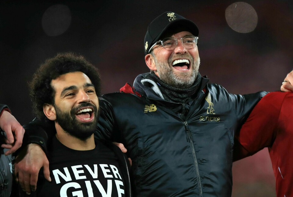SEIER: Jurgen Klopp og fotballspiller Mohamed Salah feiret tirsdag. Klubben Liverpool vant 4-0 mot Barcelona.