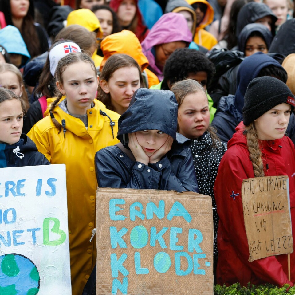 STREIKER: Barn og unge protesterer mot statsministerens klimapolitikk.