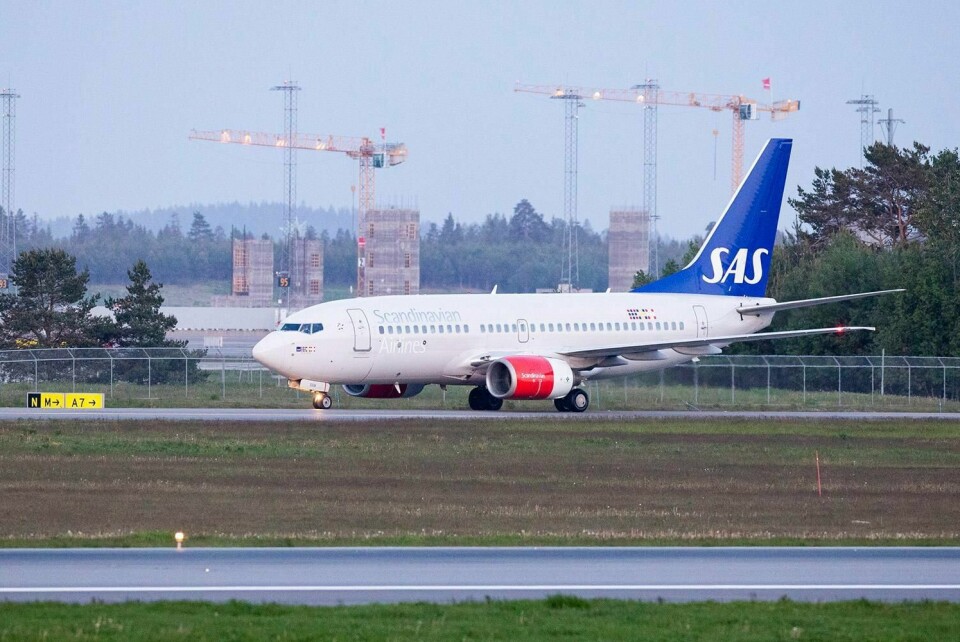 HJELP: Her lander flyet med fem foreldreløse barn på Gardermoen. Barneminister Kjell Ingolf Ropstad lover hjelp til de fem barna som kommer fra Syria. Hjelpen er også klar om det kommer andre barn av fremmedkrigere.