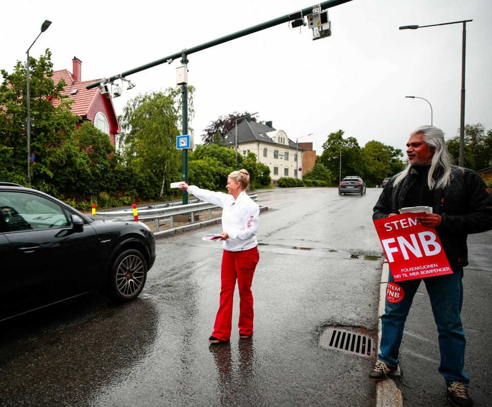 BOMPENGER: Bildet viser FNBs adrekandidat i Oslo Cecilie Lyngby (til venstre) og Waheed Khan. De demonstrerte ved en bom i hovedstaden.