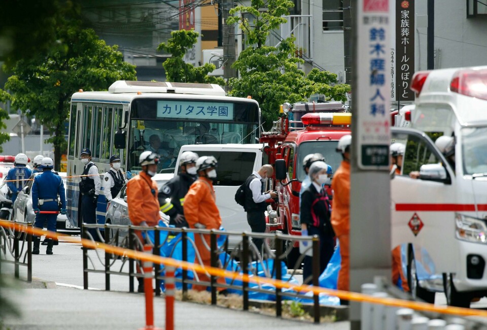 ANGREP: Japansk politi jobber ved en bussholdeplass. En mann med kniv angrep skolejenter og andre som ventet på bussen.