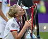 Bildet viser Ada Hegerberg som kysser pokalen etter Lyons fjerde seier på rad i mesterligaen. Hun har nå scoret flere mål enn kamper hun har spilt.