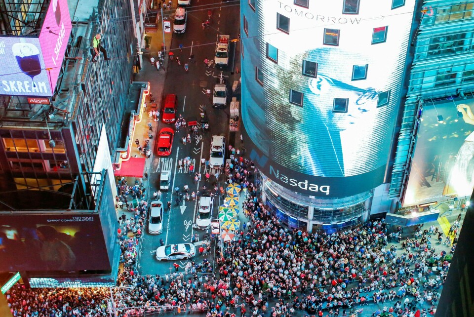 FARLIG: Akrobaten Nik Wallenda er kjent for farlige aktiviteter. Her går han på line over Times Square i New York i USA.