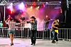 Bildet viser et par som danser foran musikerne på scenen på Countryfestivalen på Vinstra.