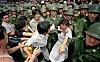 Bildet viser en kvinne som rives mellom militære og sivile i Beijing i Kina i 1989.