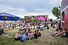 Bildet viser publikum som slapper av på stranden under Palmesusfestivalen.